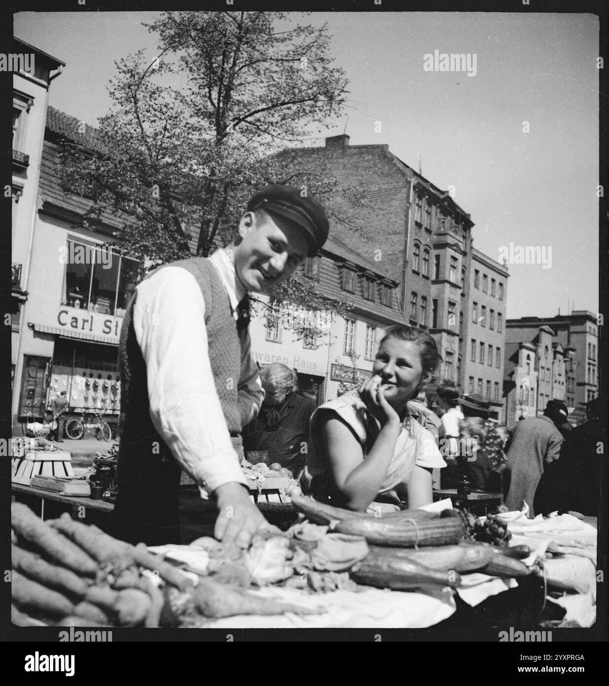 Freie Stadt Danzig, Danzig (Danzig) 1937: Straßenmarkt mit Verkäufer, der Gemüse anbietet. Archivfoto von Annemarie Schwarzenbach Stockfoto