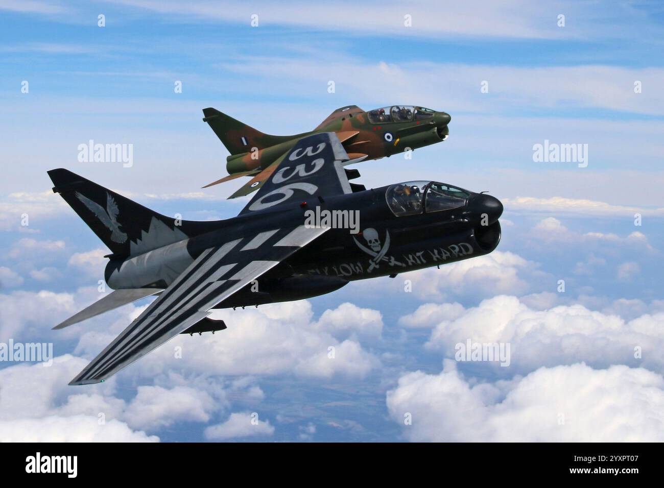 Ein Paar A-7 Corsair II Flugzeuge der Hellenic Air Force. Stockfoto