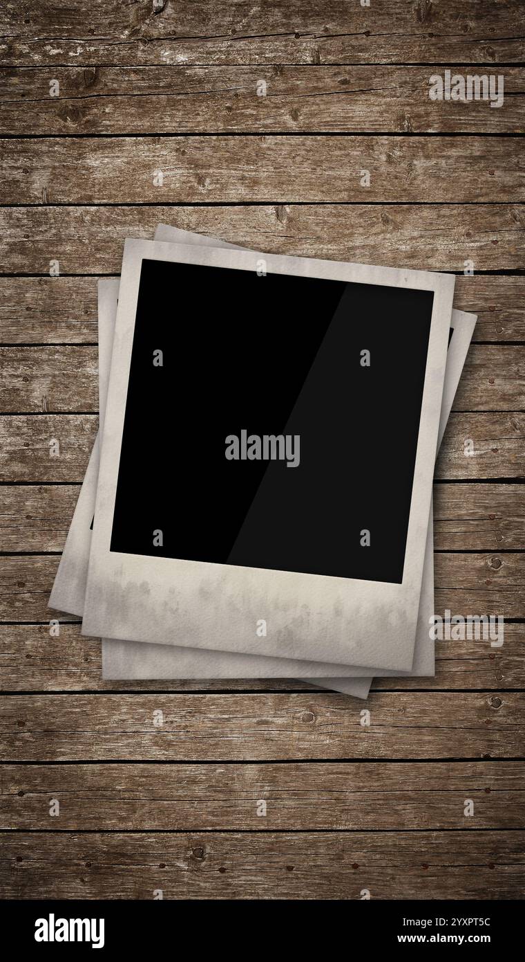 Nahaufnahme eines Stapels von drei leeren Polaroid-Sofortfotorahmen auf grunge-Holztischhintergrund, erhöhte Draufsicht, direkt darüber Stockfoto