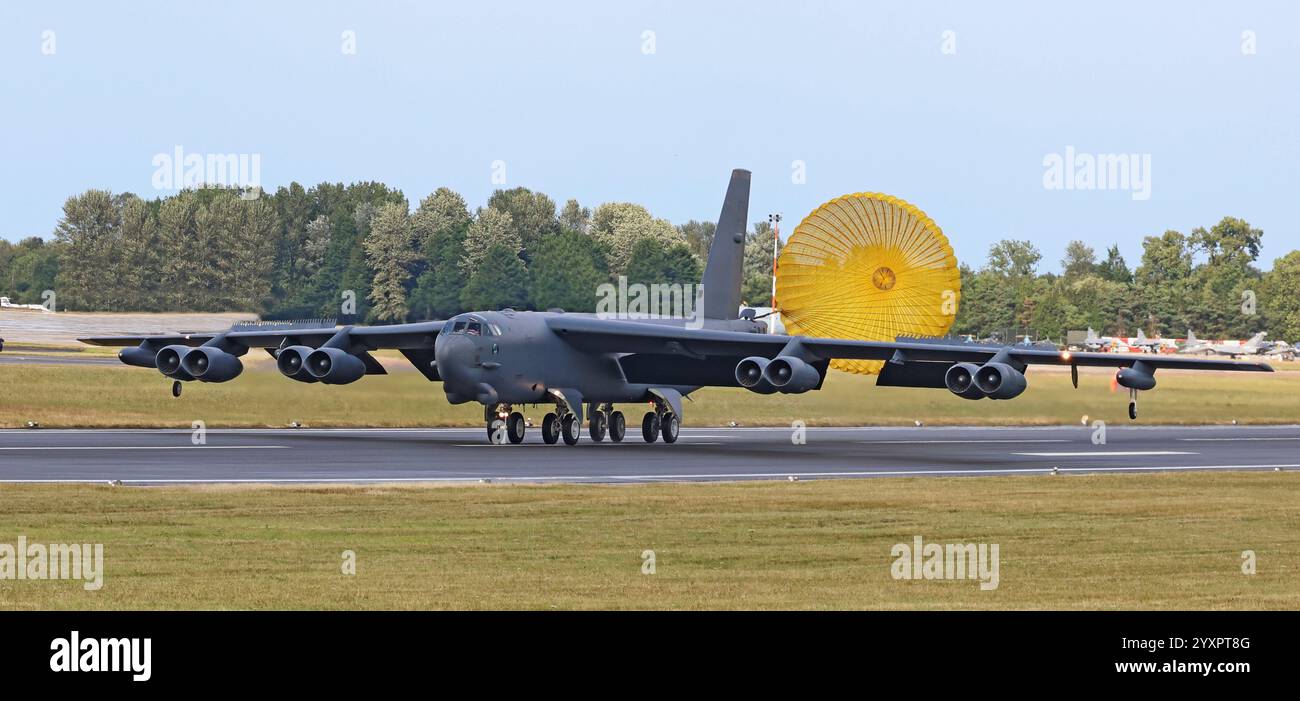 B-52 strategischer Bomber der US Air Force landet mit seinem Fallschirm. Stockfoto
