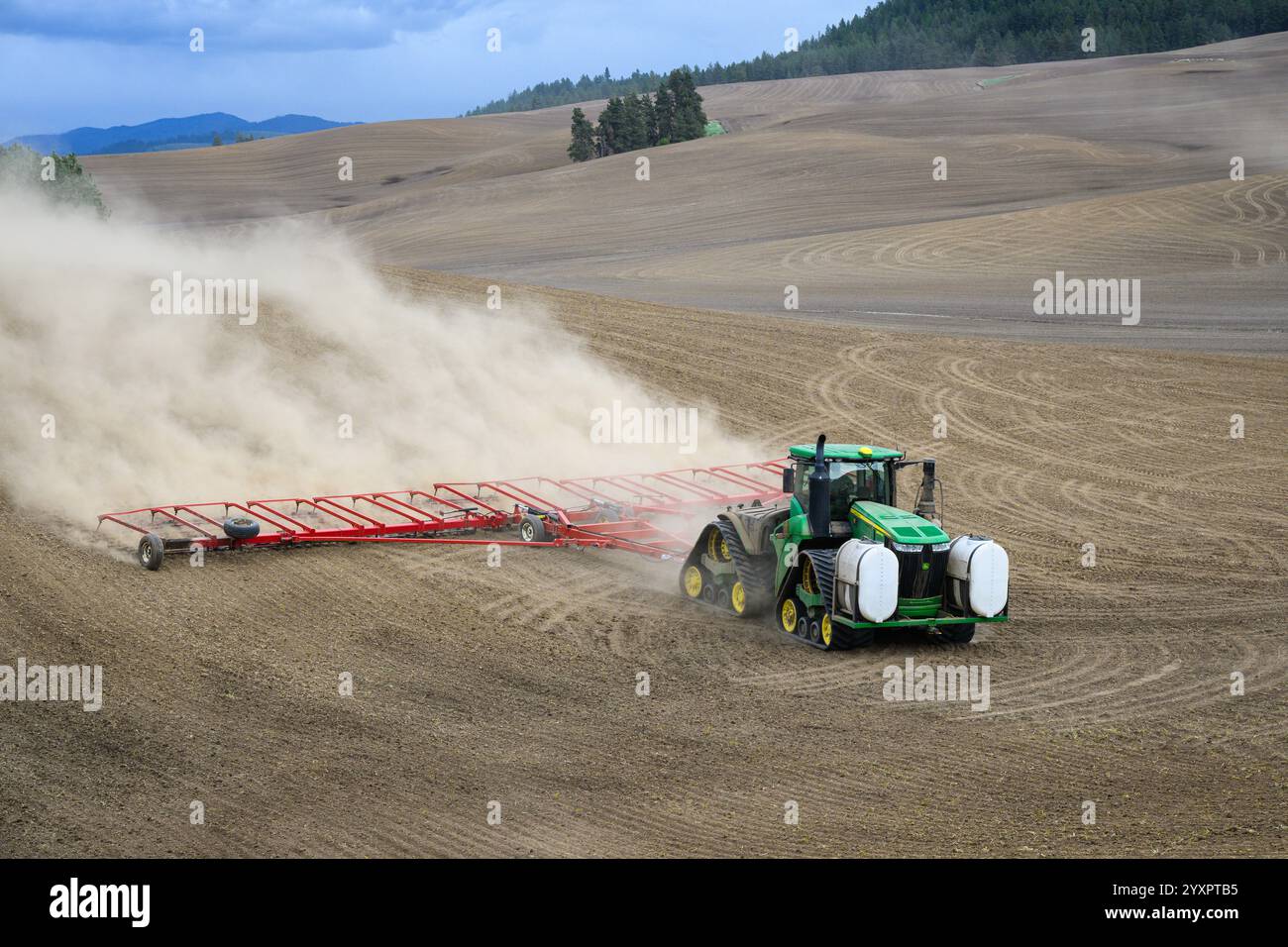 Pullman, WA, USA - 27. April 2024; knickgelenkter Kettendozer Green John Deere 9620RX im Federfeld in Palouse Stockfoto