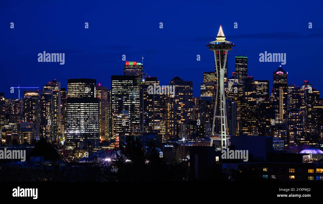 Seattle, WA, USA - 16. Dezember 2024; nächtliche Skyline von Seattle mit Seattle Space Needle und Weihnachtslichtern Stockfoto