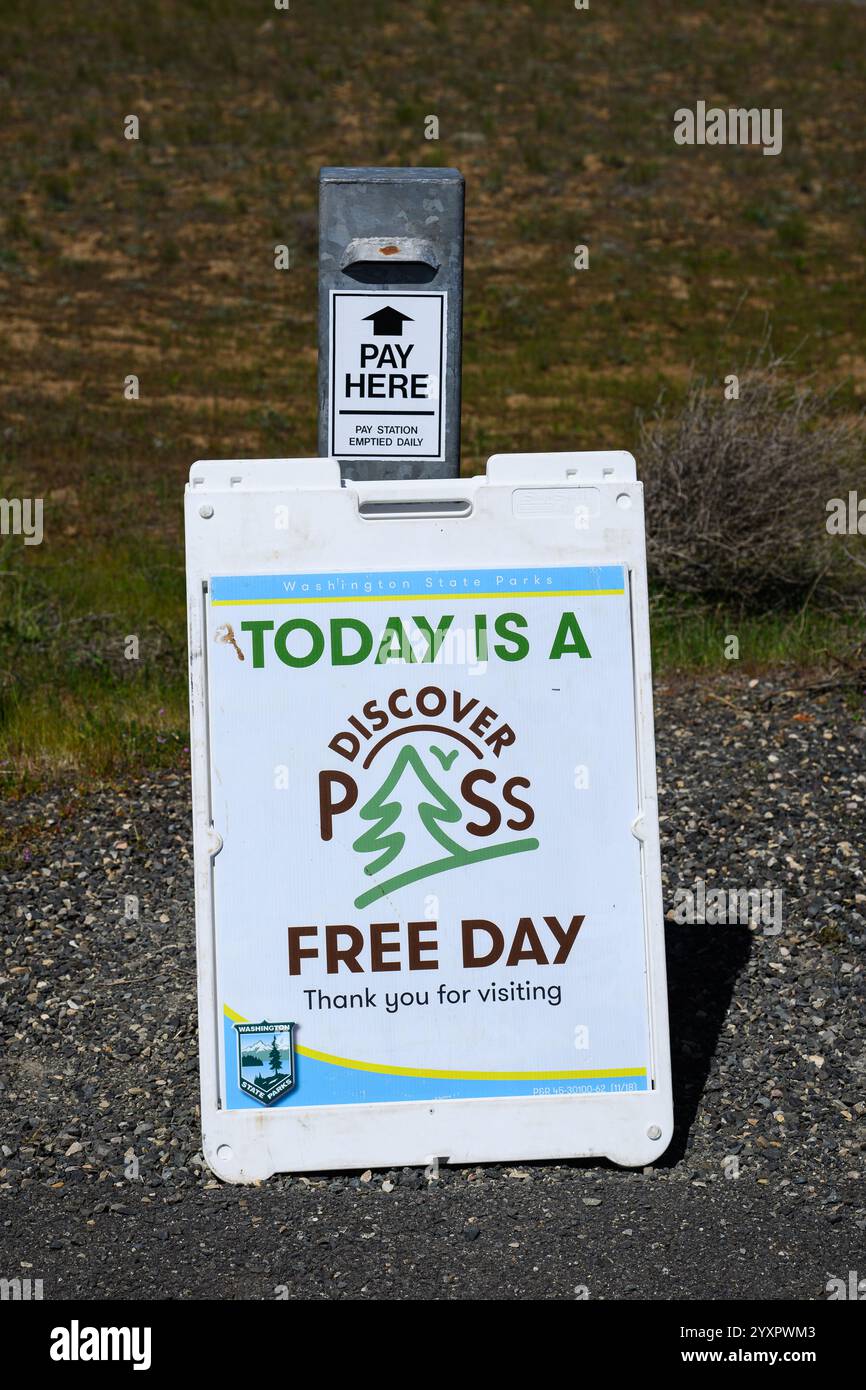 Dallesport, WA, USA - 22. April 2024; Washington State Parks Discover Pass kostenloses Tagesschild mit Pay-Slot Stockfoto