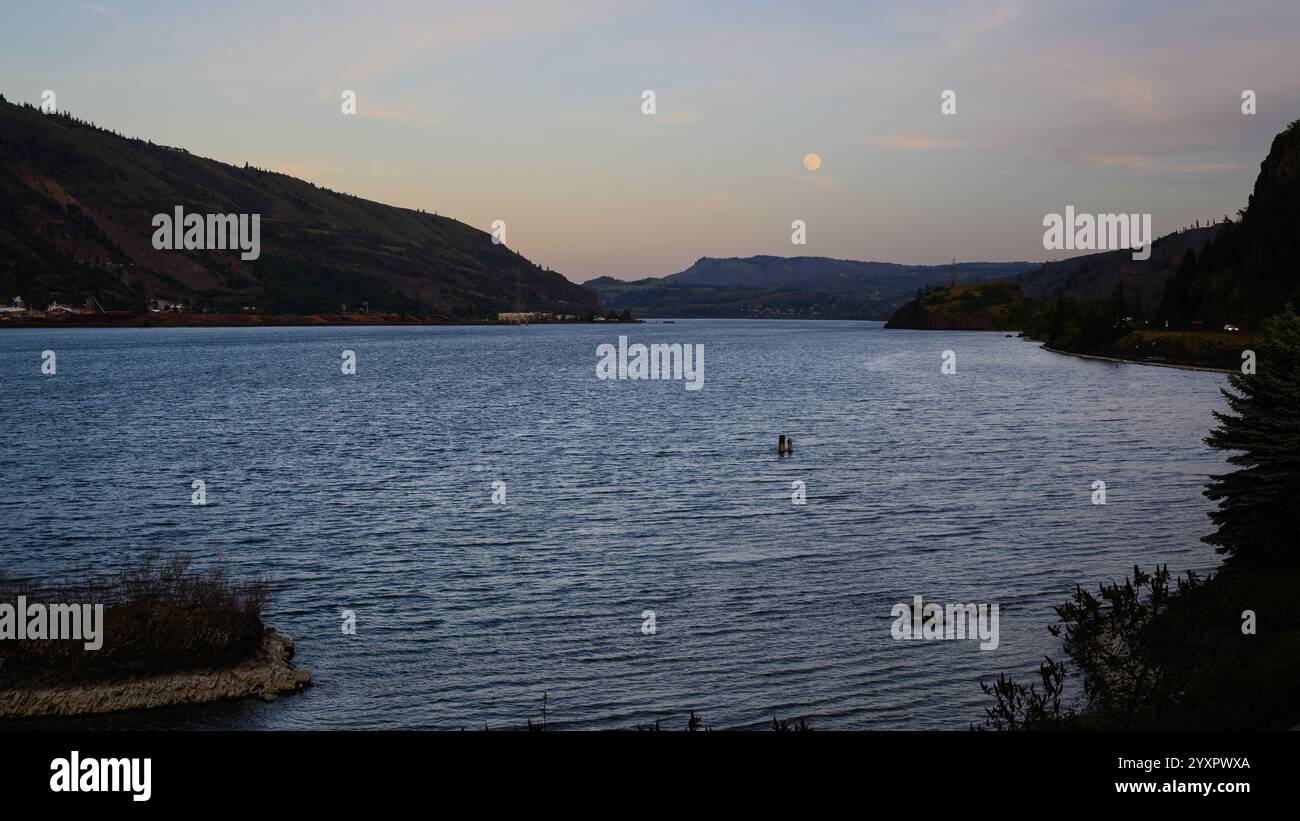 Blick nach Osten entlang des Columbia River an der Grenze zu Washington Oregon bei Abendlicht Stockfoto