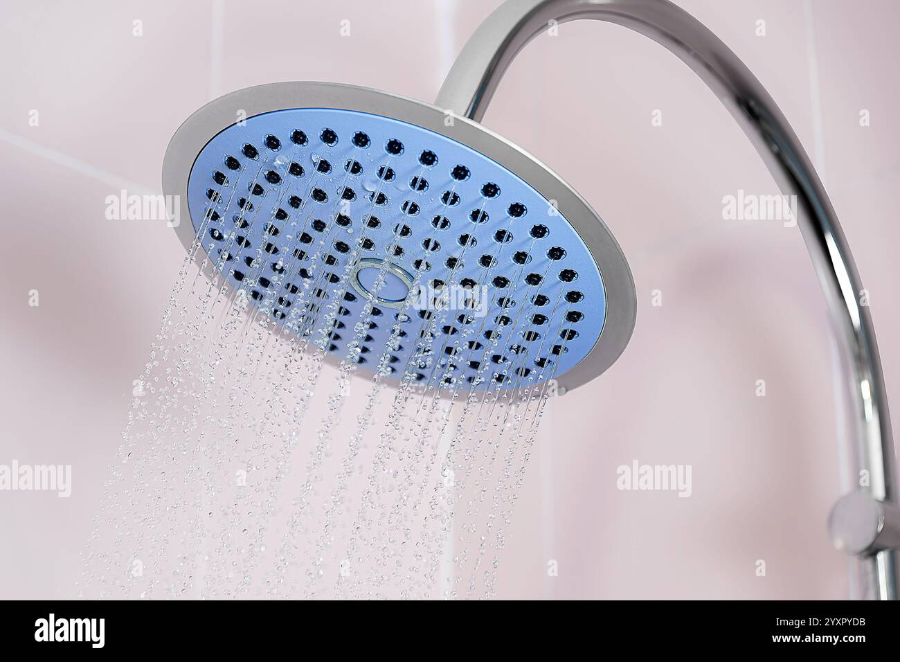 Fester Duschkopf, der Wasser zum Duschen sprüht. Stockfoto