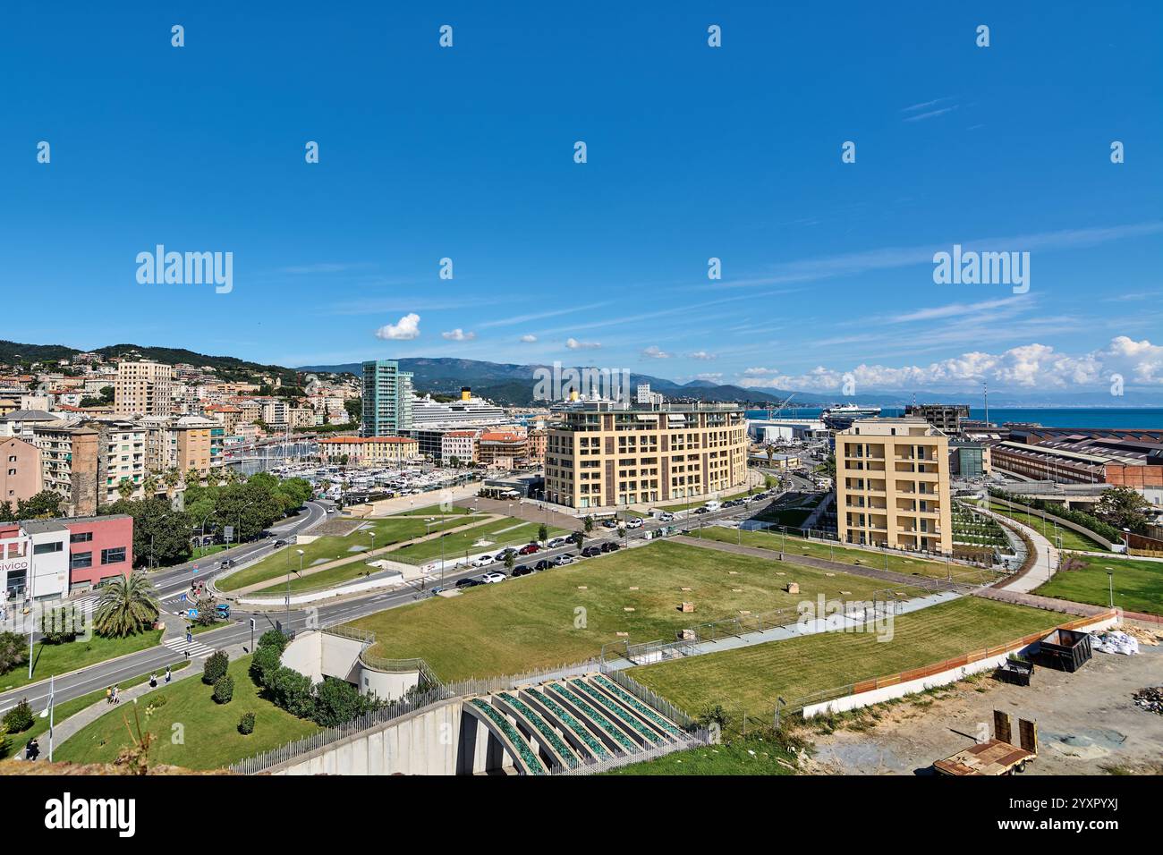 Savona, Italien - 17. Dezember 2024: Die städtische Landschaft von Savona verbindet moderne und historische Architektur mit einem Park, einem Yachthafen und Hügeln Stockfoto