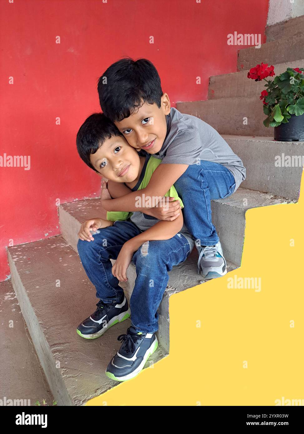 Zwei 7-jährige männliche Kinder umarmen sich wie Brüder und zeigen ihre Bruderschaft in Armut Stockfoto