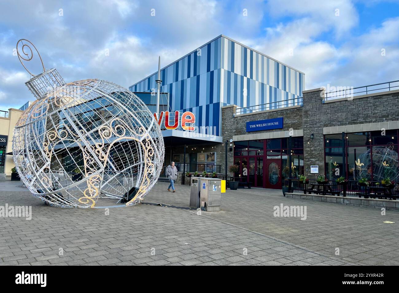 Blick auf Saint Catherine's Walk in Carmarthen, mit Vue Cinema, dem Welsh House Restaurant und einer riesigen Weihnachtskugel. Dezember 2024. Stockfoto