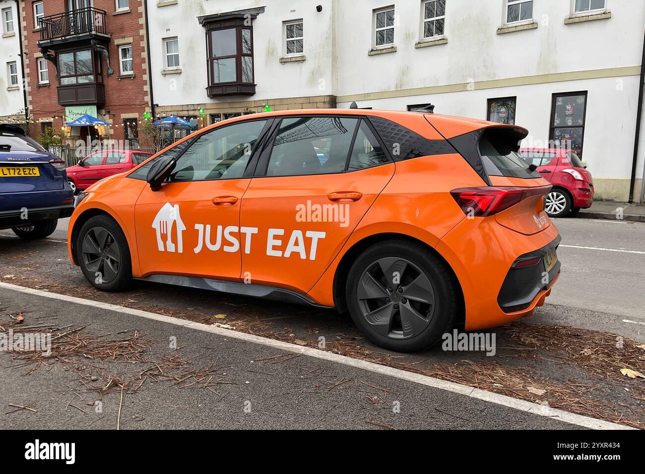 Just Eat Lieferwagen in Mumbles, Swansea, Wales, Großbritannien. Dezember 2024. - Smartphone-aufgenommenes Stockfoto