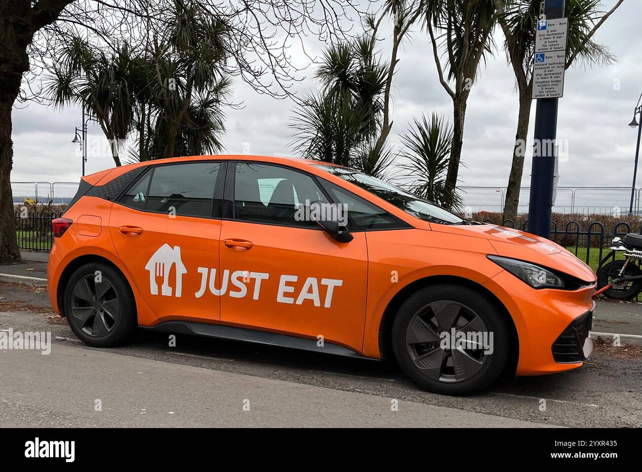 Just Eat Lieferwagen in Mumbles, Swansea, Wales, Großbritannien. Dezember 2024. - Smartphone-aufgenommenes Stockfoto