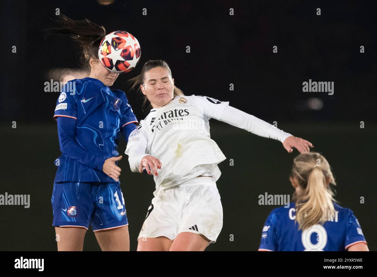 MADRID, SPANIEN – 17. Dezember: Nathalie Bjorn aus Chelsea und Signe Bruun aus Real Madrid kämpfen um den Ball während des Spiels der UEFA Women's Champions League zwischen Real Madrid und Chelsea im Alfredo Di Stefano Stadion in Madrid. (Foto: Guillermo Martinez) Guillermo Martinez/Alamy Live News Stockfoto