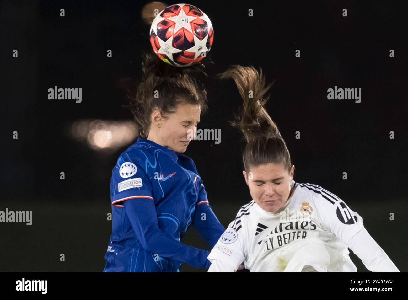 MADRID, SPANIEN – 17. Dezember: Nathalie Bjorn aus Chelsea und Signe Bruun aus Real Madrid kämpfen um den Ball während des Spiels der UEFA Women's Champions League zwischen Real Madrid und Chelsea im Alfredo Di Stefano Stadion in Madrid. (Foto: Guillermo Martinez) Guillermo Martinez/Alamy Live News Stockfoto