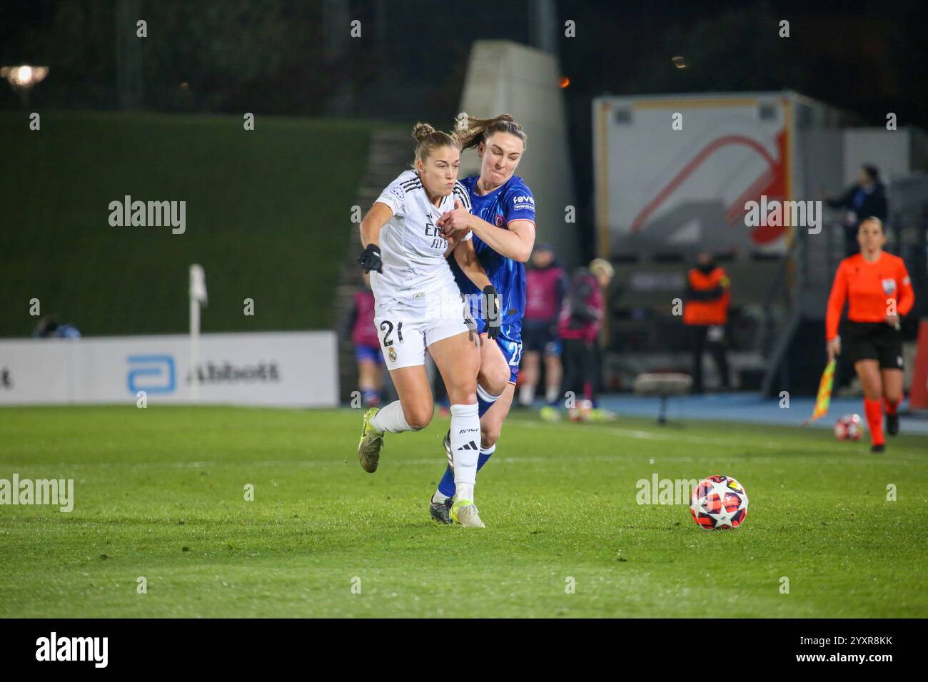 Hortaleza, Spanien, 17. Dezember 2024: Niamh Charles (21, R) aus Chelsea kämpft 2024-25 am 17. Dezember 2024 im Estadio Alfredo Di Stefano in Hortaleza, Spanien, um den Ball mit Filippa Lakrar (21, L). Quelle: Alberto Brevers / Alamy Live News. Stockfoto Hortaleza, Spanien, 17. Dezember 2024: Niamh Charles (21, R) aus Chelsea kämpft 2024-25 am 17. Dezember 2024 im Estadio Alfredo Di Stefano in Hortaleza, Spanien, um den Ball mit Filippa Lakrar (21, L). Quelle: Alberto Brevers / Alamy Live News. Stockfoto
