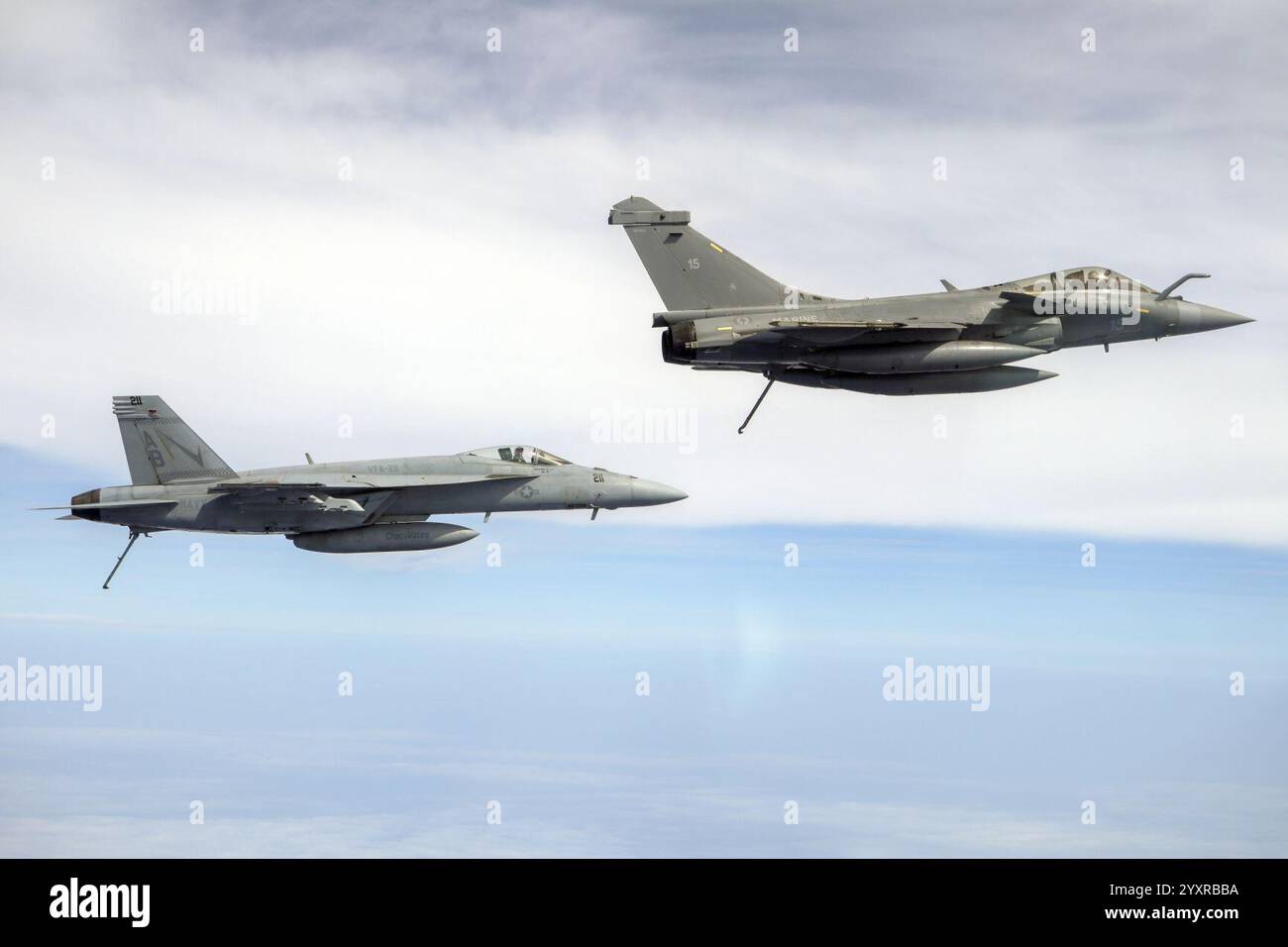 Dassault Rafale M von Flottille 12F und eine Boeing FA-18E Super Hornet von VFA-211 im Flug über das Mittelmeer, 19. Mai 2022 Stockfoto