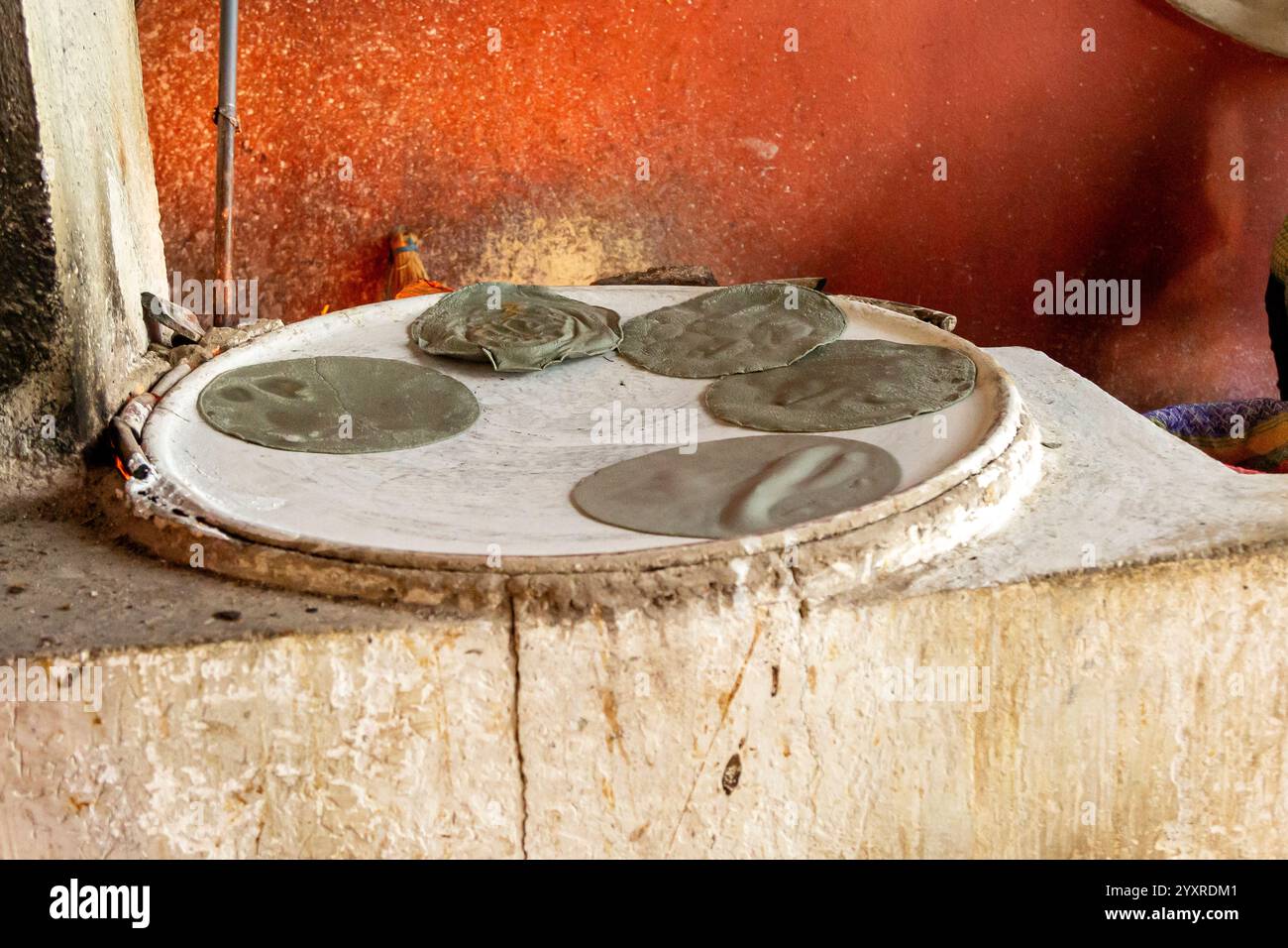 Traditionelle Art, Tortillas auf einer Kochplatte zu machen. Santa María del Tule, Oaxaca, Mexiko Stockfoto