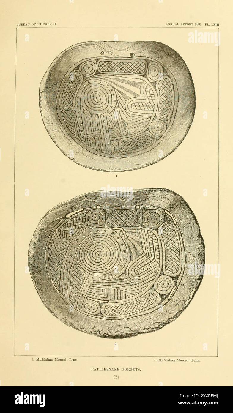 Kunst in Hülle der alten Amerikaner, Washington, Govt. Print, 1883, Antiquitäten, indische Kunst, Indianer, Muscheln in der Kunst, viele Hüte von Holmes, Sinistrofulgur perversum, Busycon perversum, Kate Clifton Osgood, Kate Clifton Osgood Holmes, Kate Clifton Holmes, Kate Osgood Holmes, Kate Clifton Osgood, Frauen in der Wissenschaft, die Abbildung zeigt zwei aufwändig gestaltete Steinschalen mit detaillierten Gravuren auf ihren Oberflächen. Die obere Schale zeigt ein komplexes Muster aus Spiralen, Kreisen und ineinander verwobenen Linien, wodurch eine faszinierende geometrische Komposition entsteht. Die untere Schüssel ist ähnlich gestaltet, Stockfoto