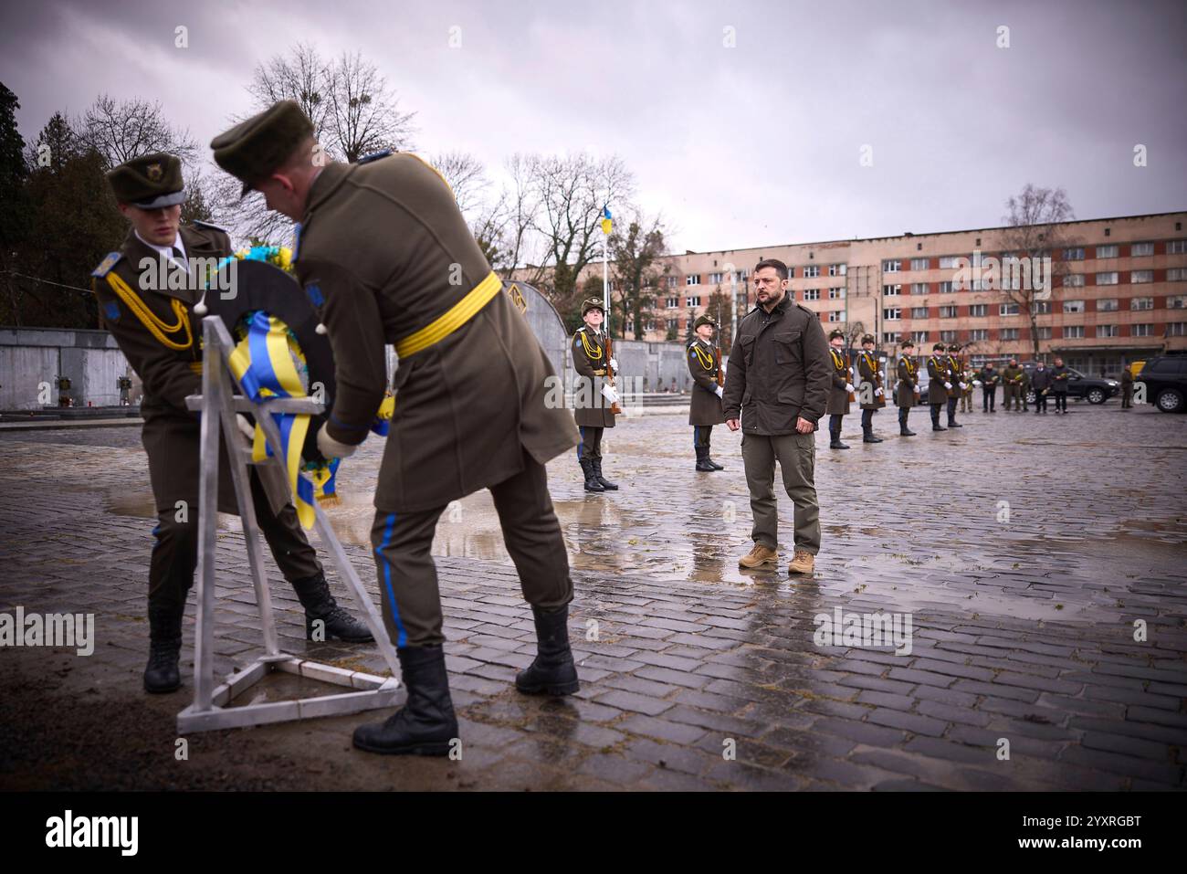 Lviv, Ukraine. Dezember 2024. Ukrainische Ehrengäste setzen einen Gedenkkranz als Präsident Wolodymyr Zelenskyj, rechts, zu Ehren gefallener Krieger auf dem Marsfeld auf dem Lytschakiwer Friedhof, 17. Dezember 2024 in Lemberg, Ukraine. Kredit: Ukrainischer Ratsvorsitz/Pressestelle Des Ukrainischen Präsidenten/Alamy Live News Stockfoto