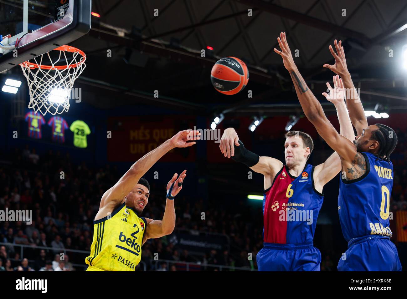 Barcelona, Spanien. Dezember 2024. Skylar Justin Mays von Fenerbahce Beko Istanbul, Jan Vesely vom FC Barcelona und Kevin Punter vom FC Barcelona während des Spiels der Turkish Airlines Euroleague, Datum 16 zwischen dem FC Barcelona und Fenerbahce Beko Istambul spielten am 17. Dezember 2024 im Palau Blaugrana Stadion in Barcelona, Spanien. (Foto: Judit Cartiel/PRESSINPHOTO) Credit: PRESSINPHOTO SPORTS AGENCY/Alamy Live News Stockfoto