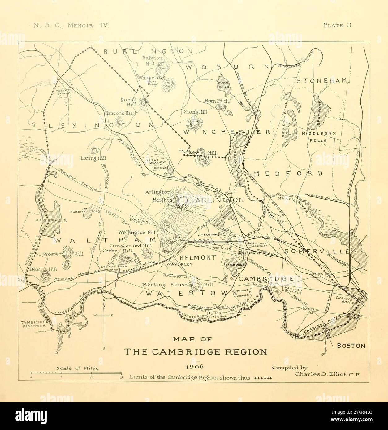 The Birds of the Cambridge Region of Massachusetts Cambridge, Mass, the Club, 1906, Birds, Cambridge, Massachusetts, Karte, Eine detaillierte Karte, die die Region Cambridge mit verschiedenen geografischen Besonderheiten und Wahrzeichen veranschaulicht. Die Karte umfasst bemerkenswerte Orte wie Boston, Arlington und Belmont, die innerhalb komplizierter Grenzlinien und Transportwege liegen. Wichtige Orte, darunter Städte und bekannte Straßen, sind gekennzeichnet, um das Navigationsverständnis zu verbessern. Die Skala wird angezeigt, was die Messung der Entfernungen im dargestellten Bereich erleichtert. Das Gesamtdesign spiegelt sich wider Stockfoto