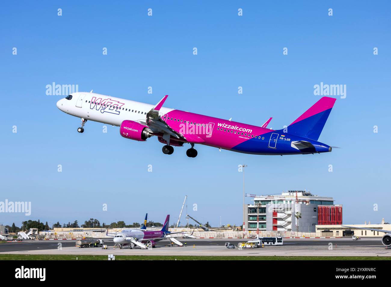 Wizz Air Airbus A321-271NX (REG: HA-LGR) startet an einem sonnigen Nachmittag von Start- und Landebahn 31. Stockfoto