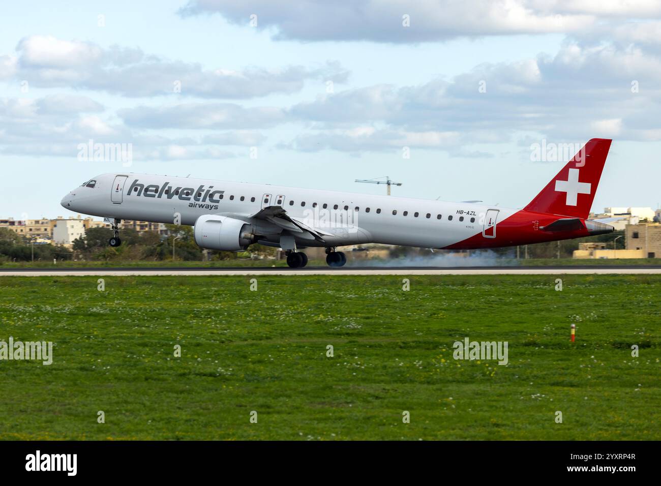 Helvetic Airways Embraer 195 E2 STD (ERJ-190-400STD) (REG: HB-AZL) Landebahn 31. Stockfoto