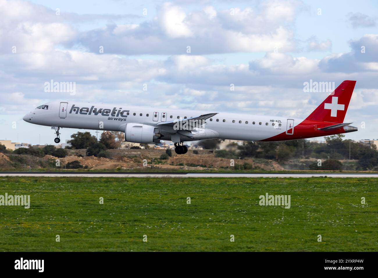 Helvetic Airways Embraer 195 E2 STD (ERJ-190-400STD) (REG: HB-AZL) Landebahn 31. Stockfoto