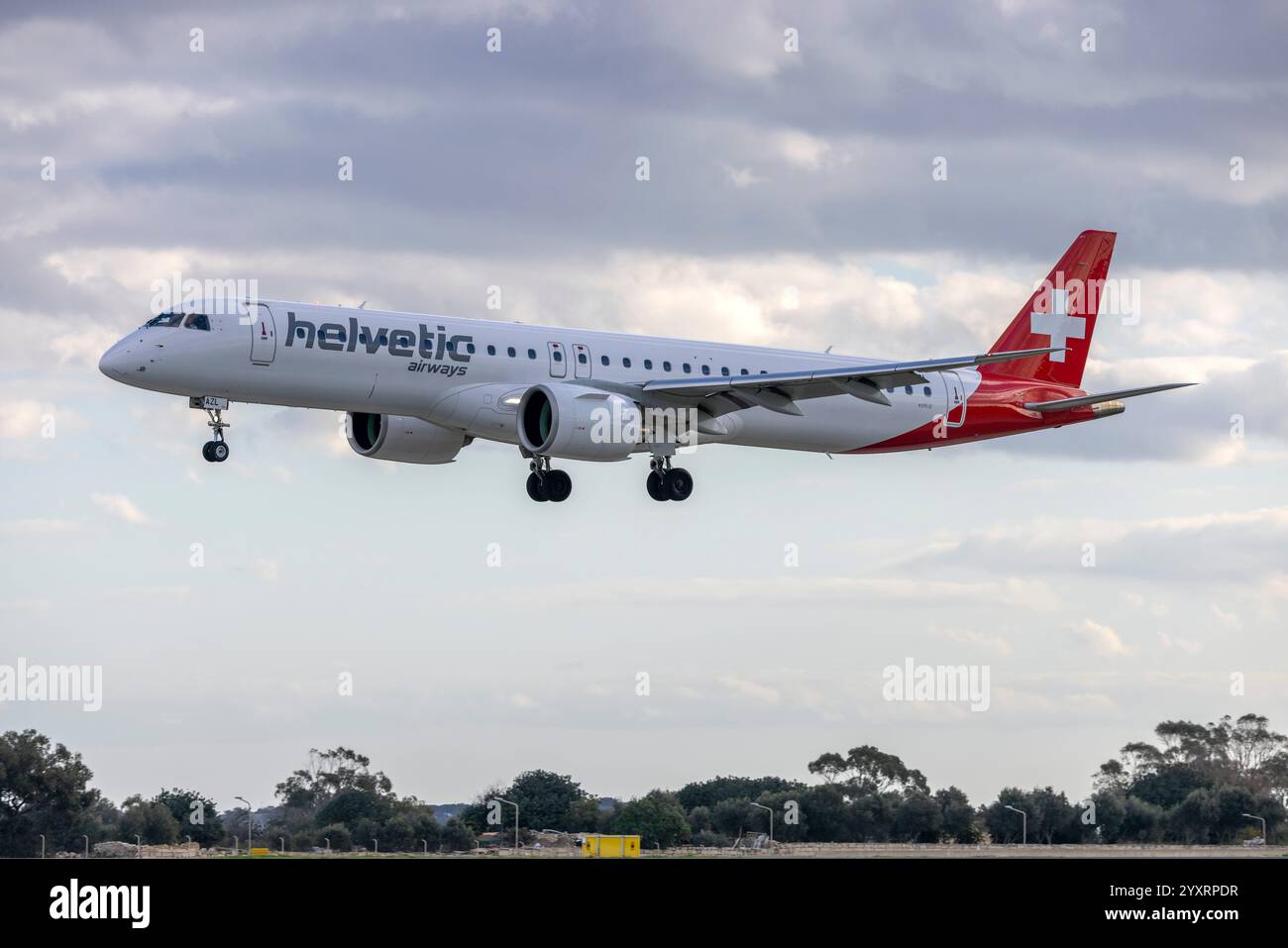 Helvetic Airways Embraer 195 E2 STD (ERJ-190-400STD) (REG: HB-AZL) Landebahn 31. Stockfoto