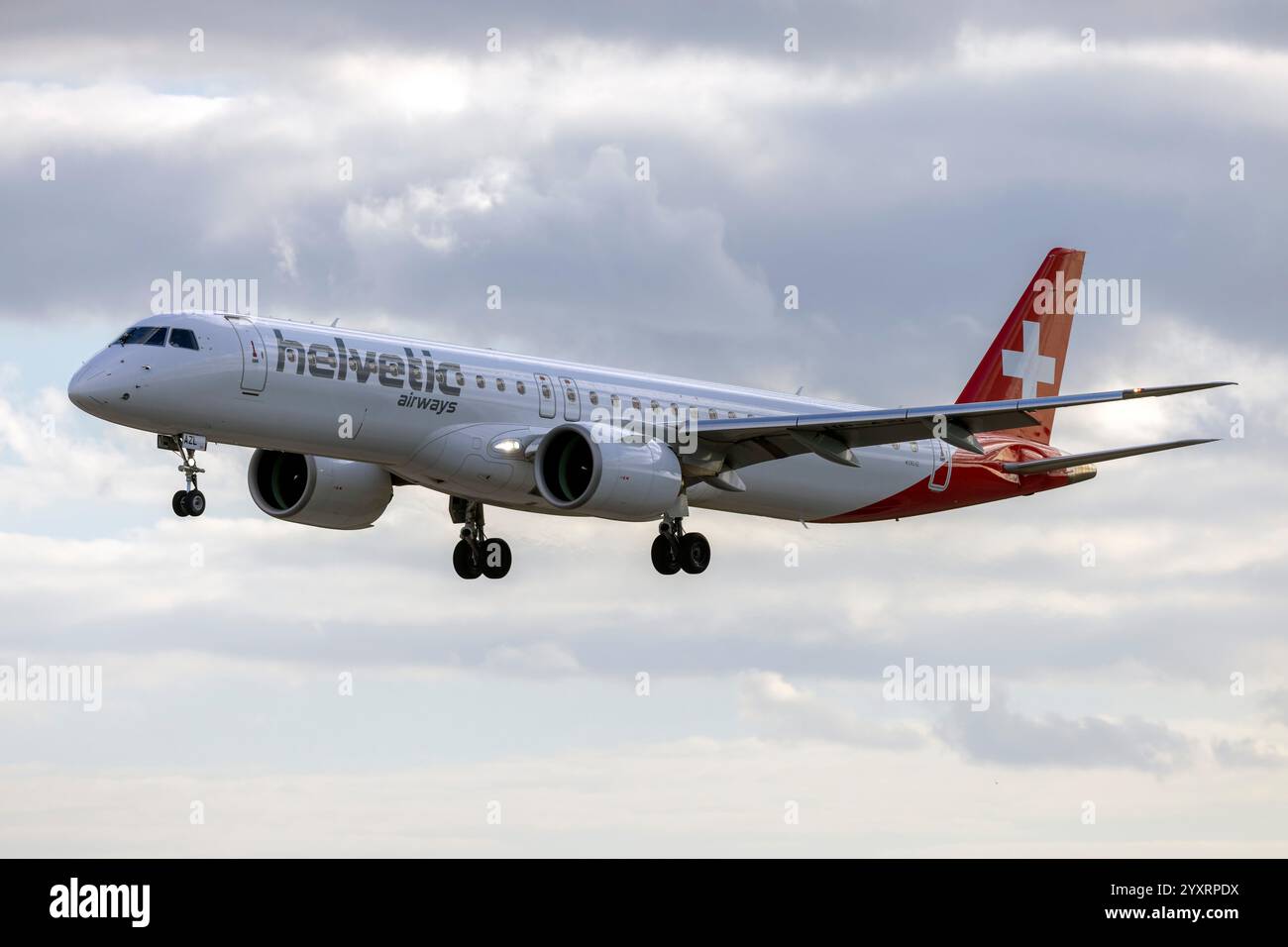 Helvetic Airways Embraer 195 E2 STD (ERJ-190-400STD) (REG: HB-AZL) Landebahn 31. Stockfoto
