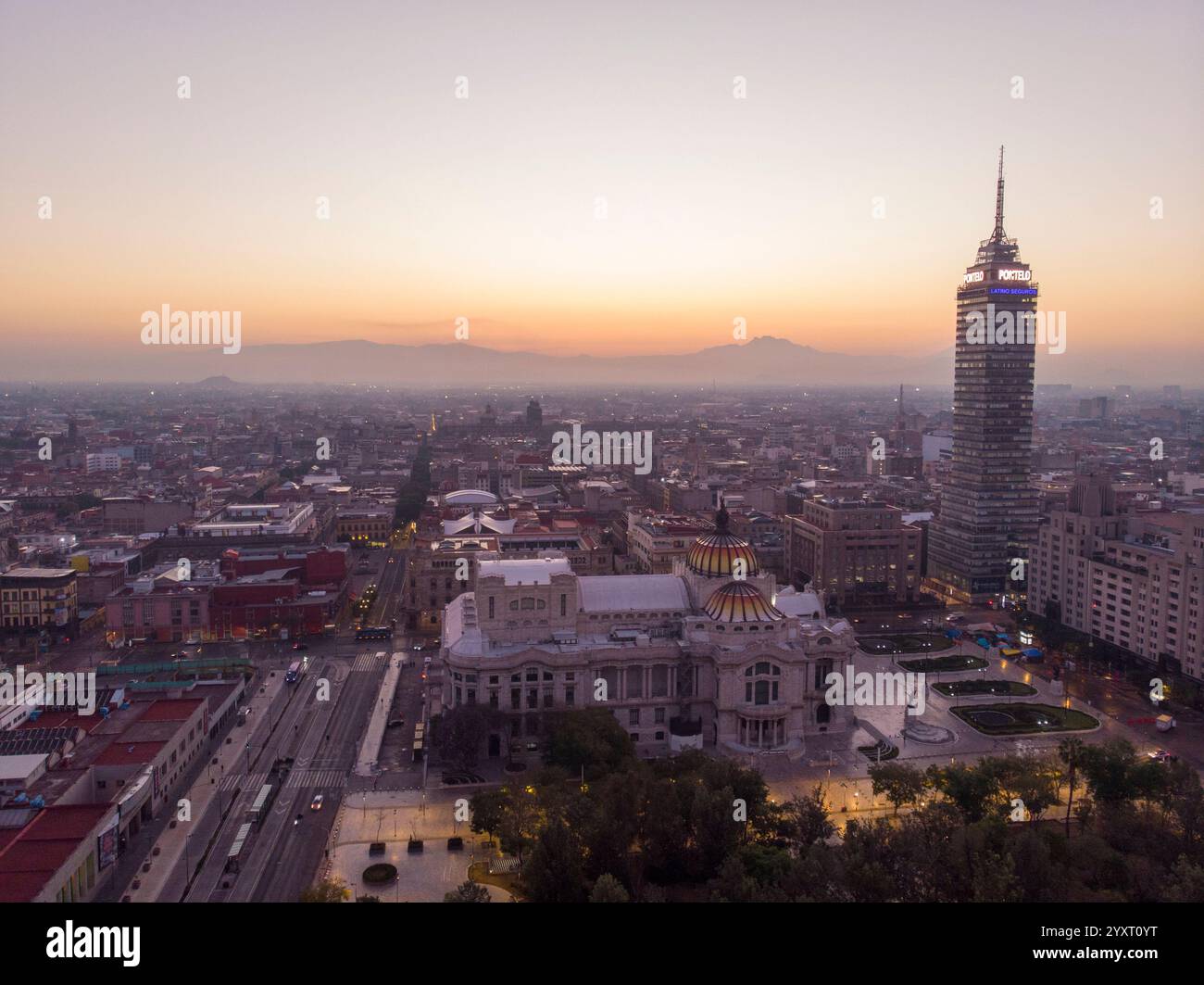 Luftdrohnenaufnahme des Sonnenaufgangs in Mexiko-Stadt, der Hauptstadt Mexikos. Skyline von Ciudad de Mexico Stockfoto