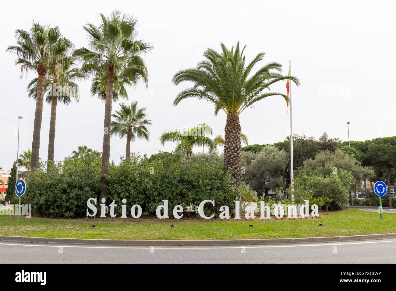 Calahonda Malaga, Spanien, 29. November 2024: Foto der spanischen Autobahn mit Straßenverkehr und einem Schild zur Stadt Sitio de Calahonda in Mijas in Sp Stockfoto