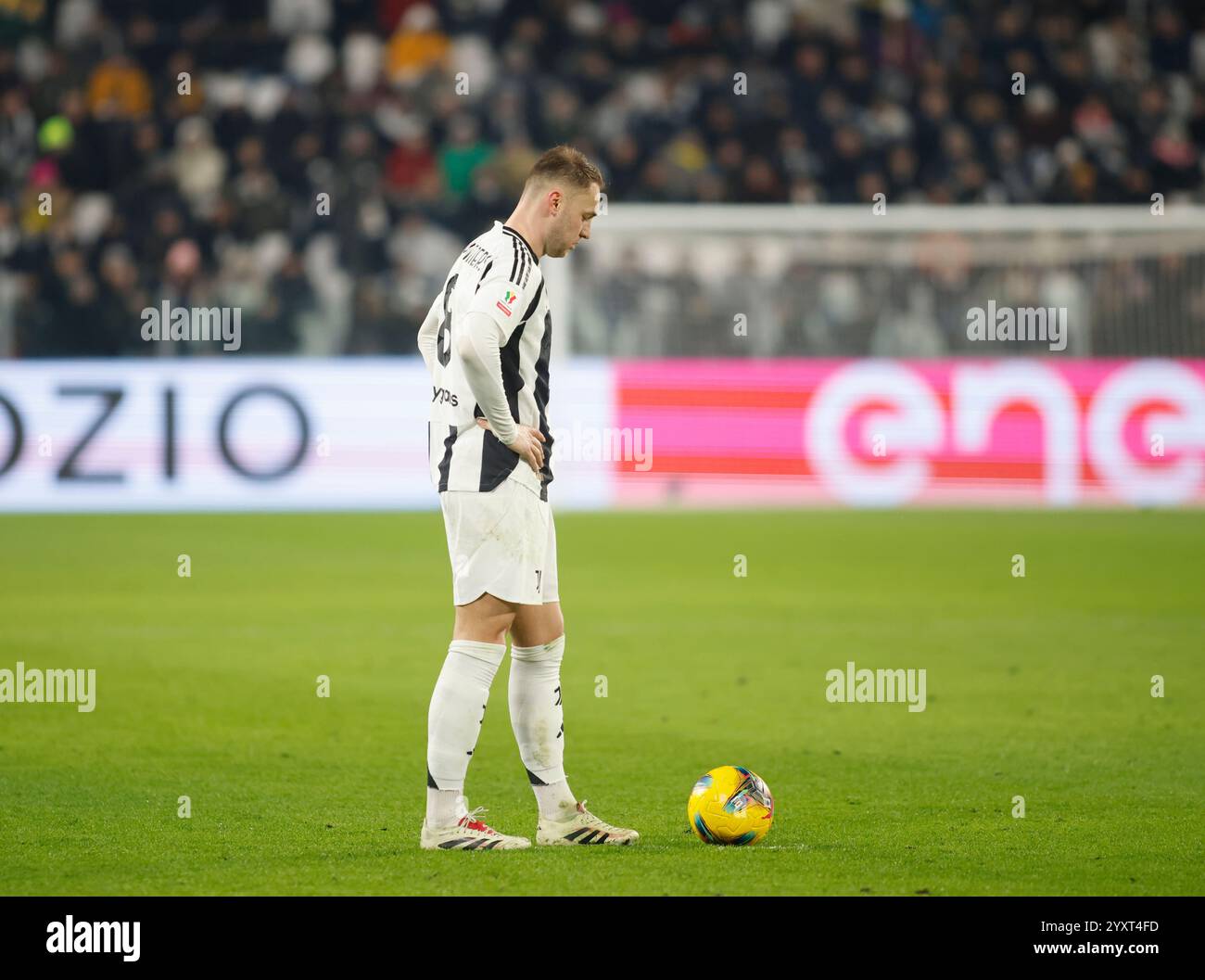 Turin, Italien. Dezember 2024. Teun Koopmeiners vom Juventus FC bei einem Freistoß während des Coppa Italia 2024/25, des Fußballspiels zwischen Juventus FC und Cagliari Calcio, am 17. Dezember 2024 im Allianz Stadion Turin Italien. Quelle: Nderim Kaceli/Alamy Live News Stockfoto