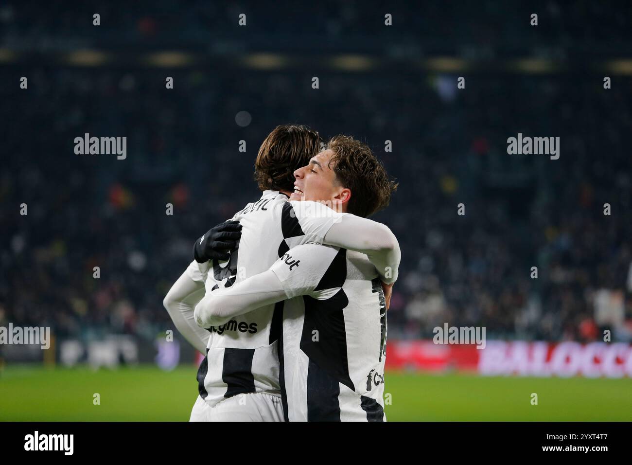 Turin, Italien. Dezember 2024. Dusan Vlahovic vom Juventus FC feierte mit Kenan Yildiz vom Juventus FC nach einem goa-Tor während der Coppa Italia 2024/25, dem Fußballspiel zwischen Juventus FC und Cagliari Calcio, am 17. Dezember 2024 im Allianz Stadium Turin Italien. Quelle: Nderim Kaceli/Alamy Live News Stockfoto