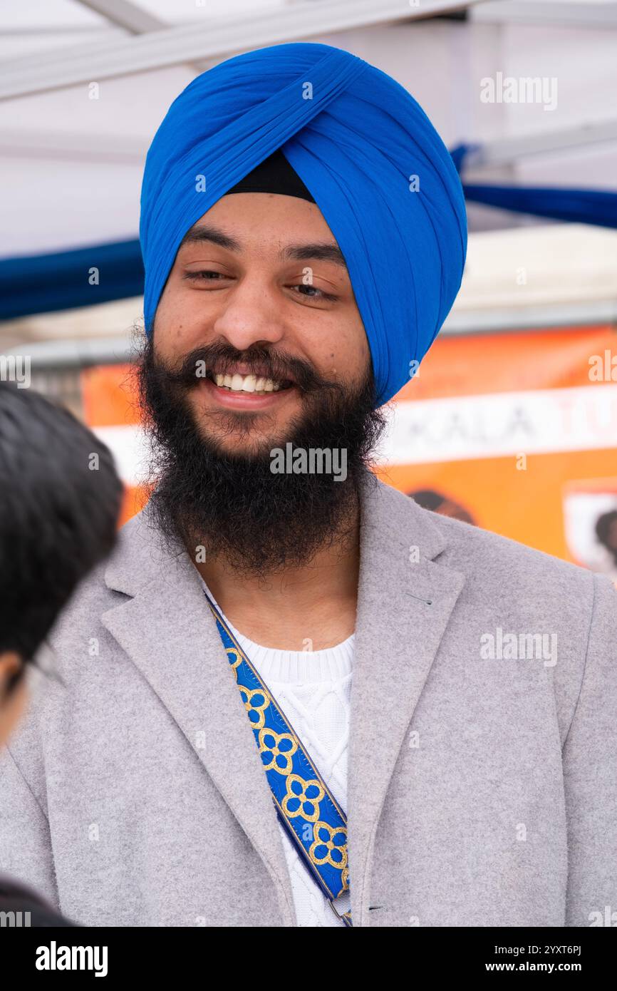 Die Chardikala Turban Academy engagiert sich als Freiwilliger beim Vaisakhi Festival auf dem Trafalgar Square, bei dem die Sikh-Kultur und die jährliche Frühlingsernte gefeiert werden. Stockfoto