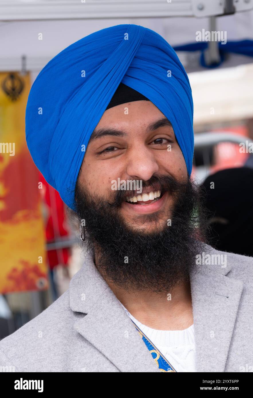 Die Chardikala Turban Academy engagiert sich als Freiwilliger beim Vaisakhi Festival auf dem Trafalgar Square, bei dem die Sikh-Kultur und die jährliche Frühlingsernte gefeiert werden. Stockfoto