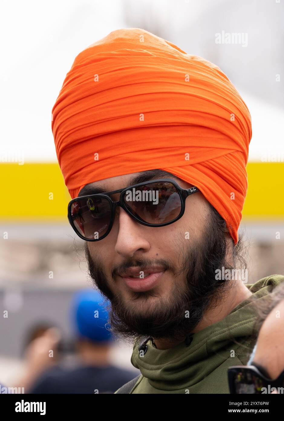 Junger Sikh-Mann mit Turban beim Vaisakhi Festival auf dem Trafalgar Square, der Veranstaltung zur Feier der Sikh-Kultur und der jährlichen Frühlingsernte. Stockfoto