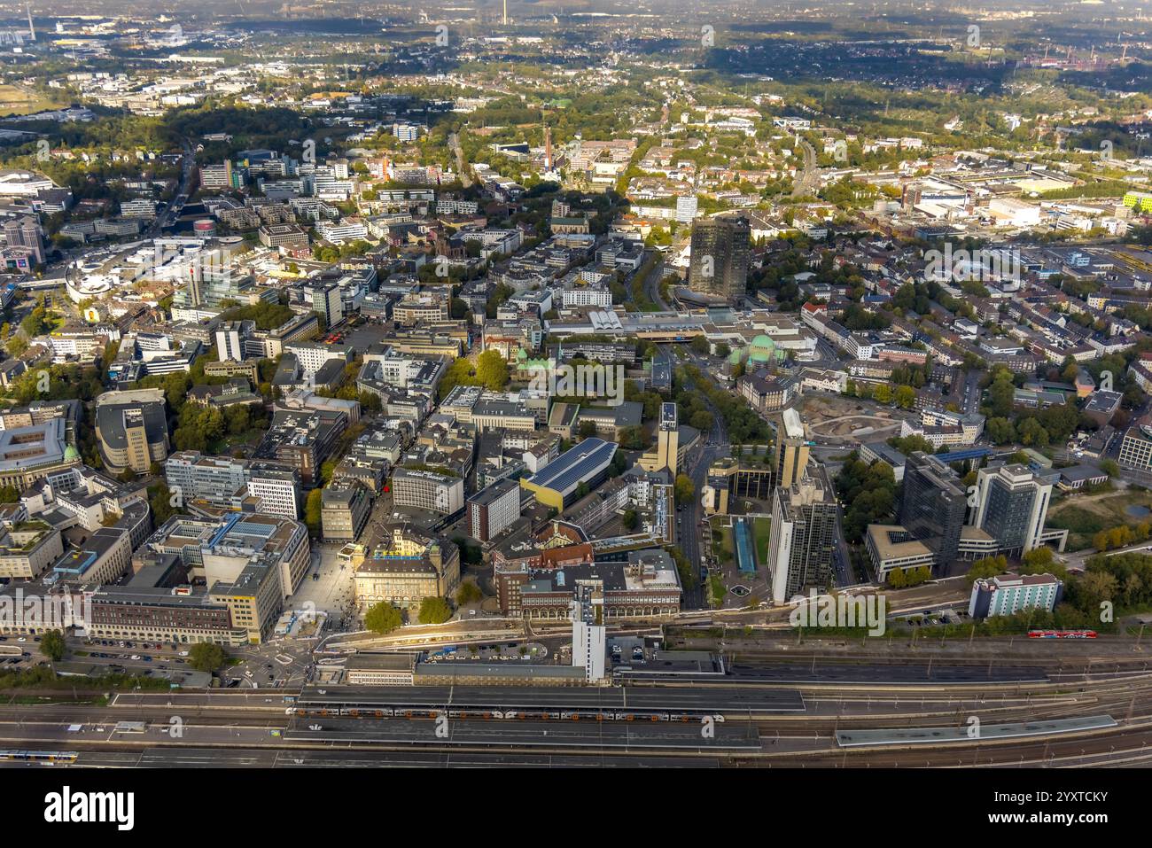 Luftaufnahme, Hauptbahnhof und Stadtzentrum, Baustelle Willy-Brandt-Platz und Select Hotel Handelshof, Fußgängerzone Kettwiger Straße und F Stockfoto