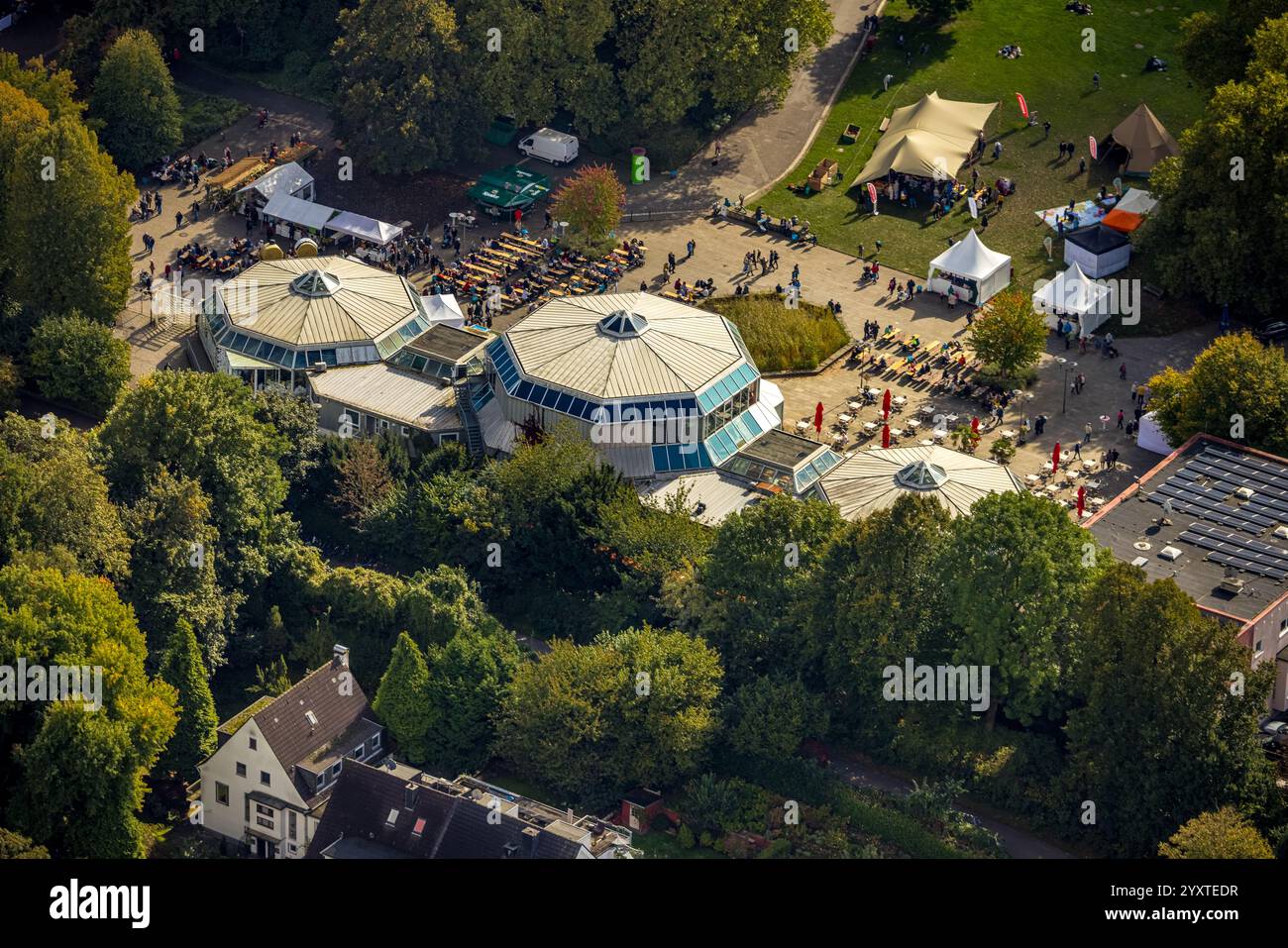 Luftaufnahme, Orangerie im Grugapark, achteckiges Gebäude mit OktoRail Miniature World, Outdoor Catering mit Tischen und Bänken, Rüttenscheid, Essen, R Stockfoto