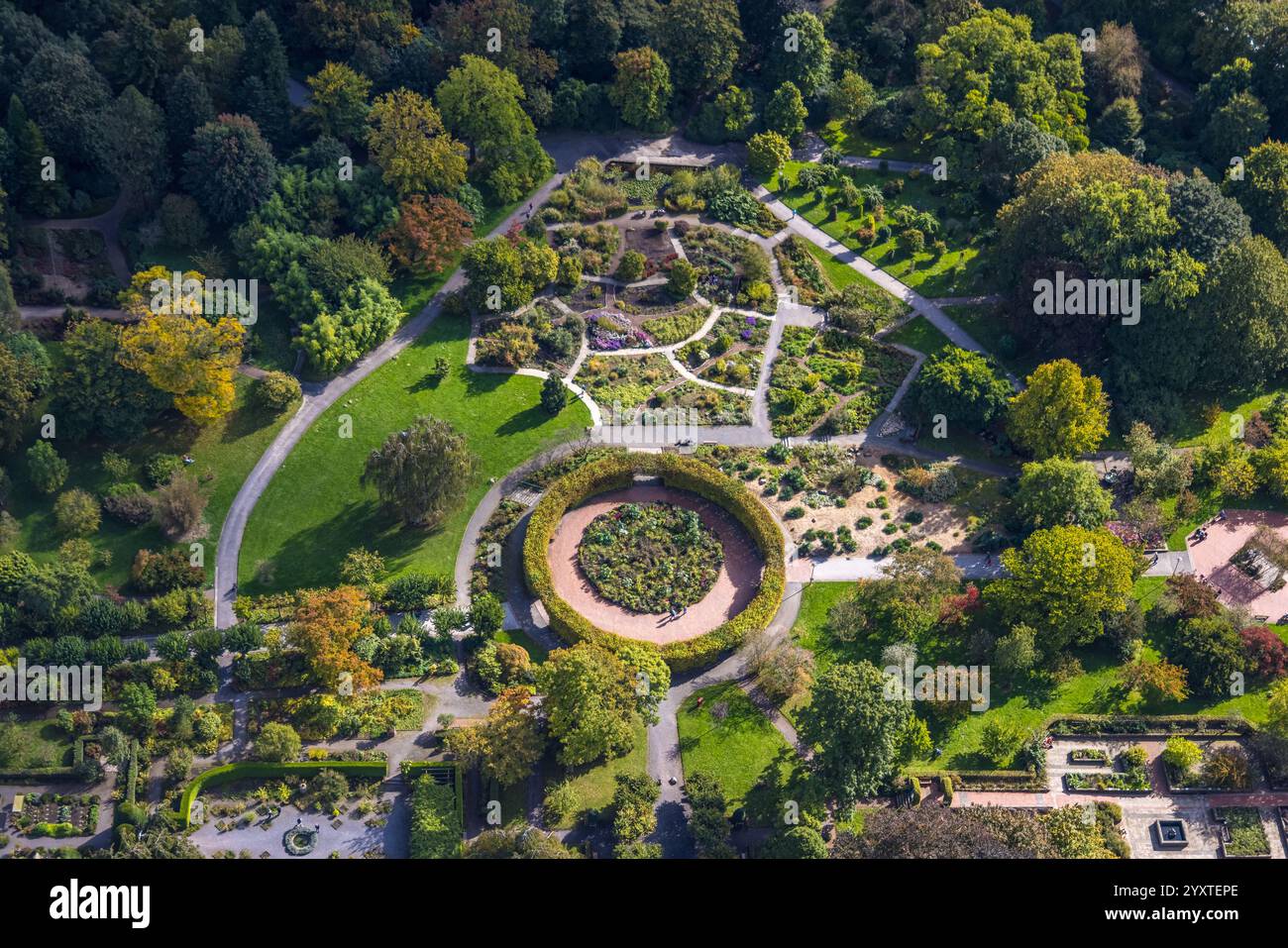 Aus der Vogelperspektive, Grugapark und kreisförmige Hecke mit Speerwerferskulptur, Botanischer Garten und barrierefreier Rundweg „Pflanzen der Welt“, Rüttens Stockfoto