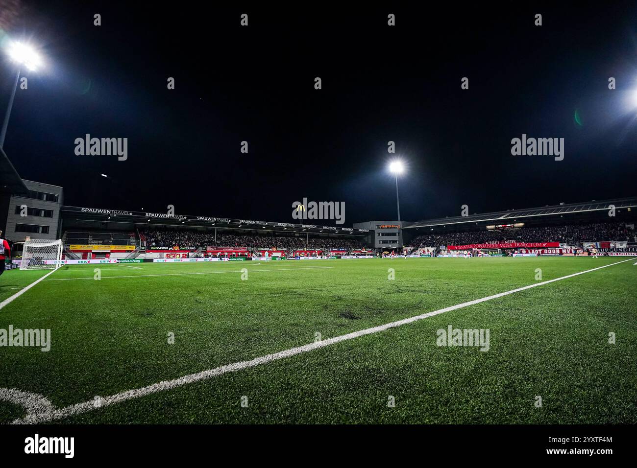 Maastricht, Niederlande. Dezember 2024. Maastricht - Überblick über das Stadion während der zweiten Runde des KNVB Beker 2024/2025, dem niederländischen Heimpokal. Das Spiel findet am 17. Dezember 2024 im Stadion de Geusselt in Maastricht statt. Credit: Box to Box Pictures/Alamy Live News Stockfoto