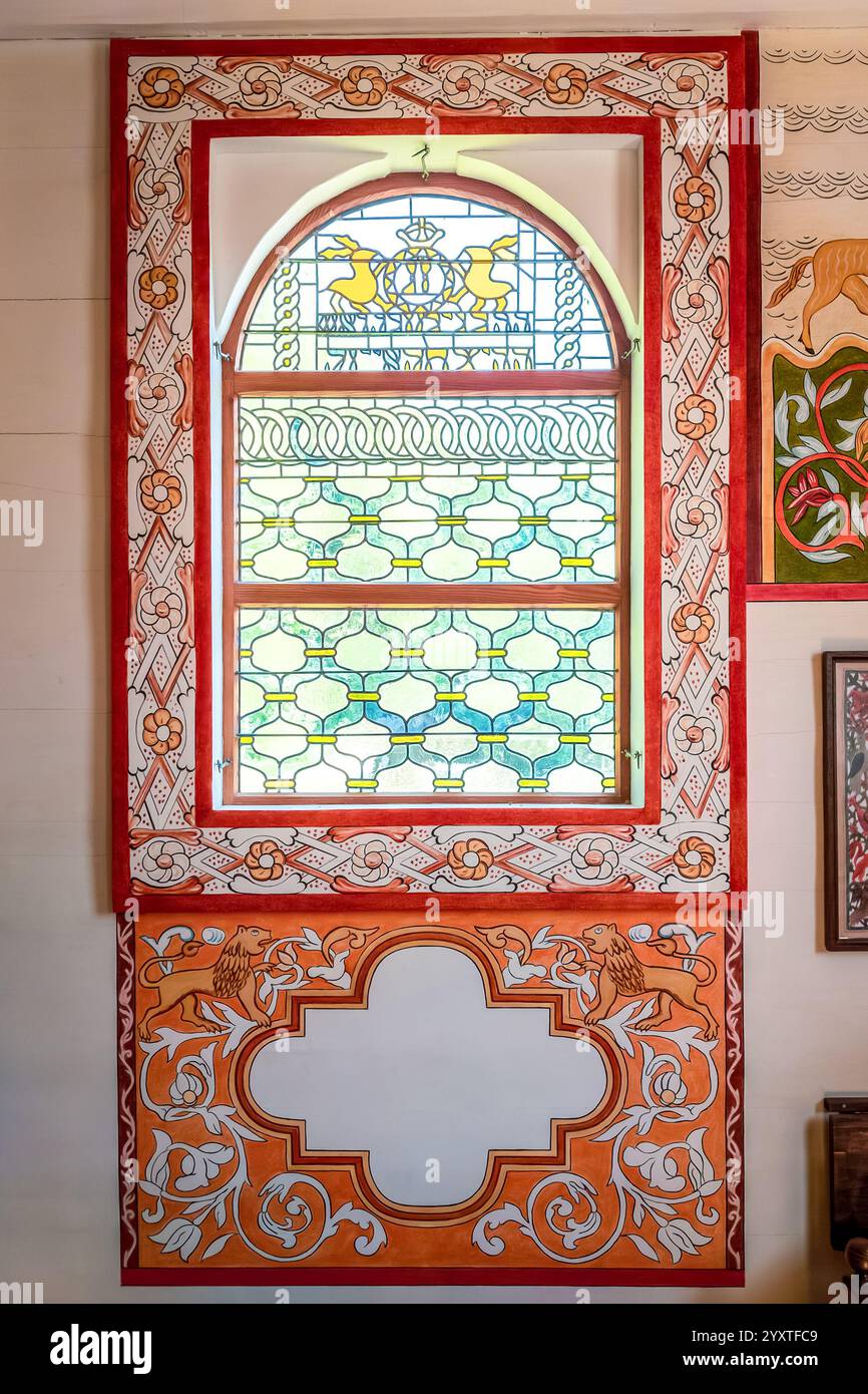 Sanok, Polen - 4. Mai 2024. Hell beleuchtete bunte Buntglasfenster in einer Nachbildung einer hölzernen Synagoge aus Połaniec aus dem 18. Jahrhundert. Stockfoto