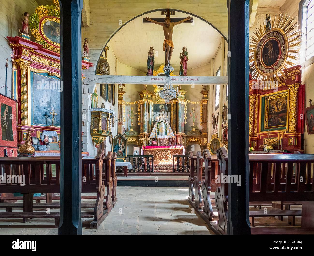Römisch-katholische Kirche St. Nikolaus der Wundertäter von Bączal Dolny aus dem Jahr 1667 im Museum für Volksarchitektur in Sanok. Stockfoto