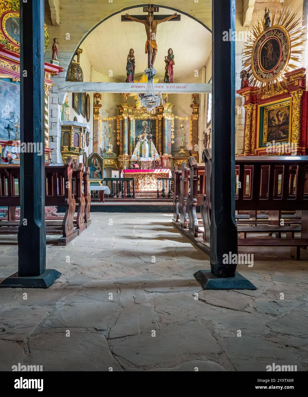 Römisch-katholische Kirche St. Nikolaus der Wundertäter von Bączal Dolny aus dem Jahr 1667 im Museum für Volksarchitektur in Sanok. Stockfoto