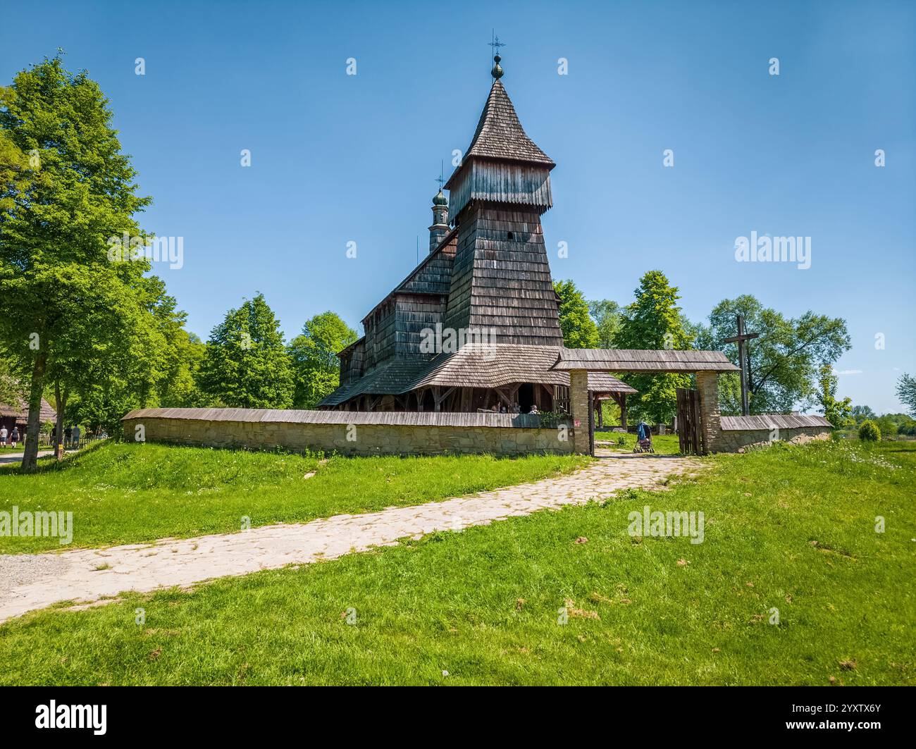 Römisch-katholische Kirche St. Nikolaus der Wundertäter von Bączal Dolny aus dem Jahr 1667 im Museum für Volksarchitektur in Sanok. Stockfoto