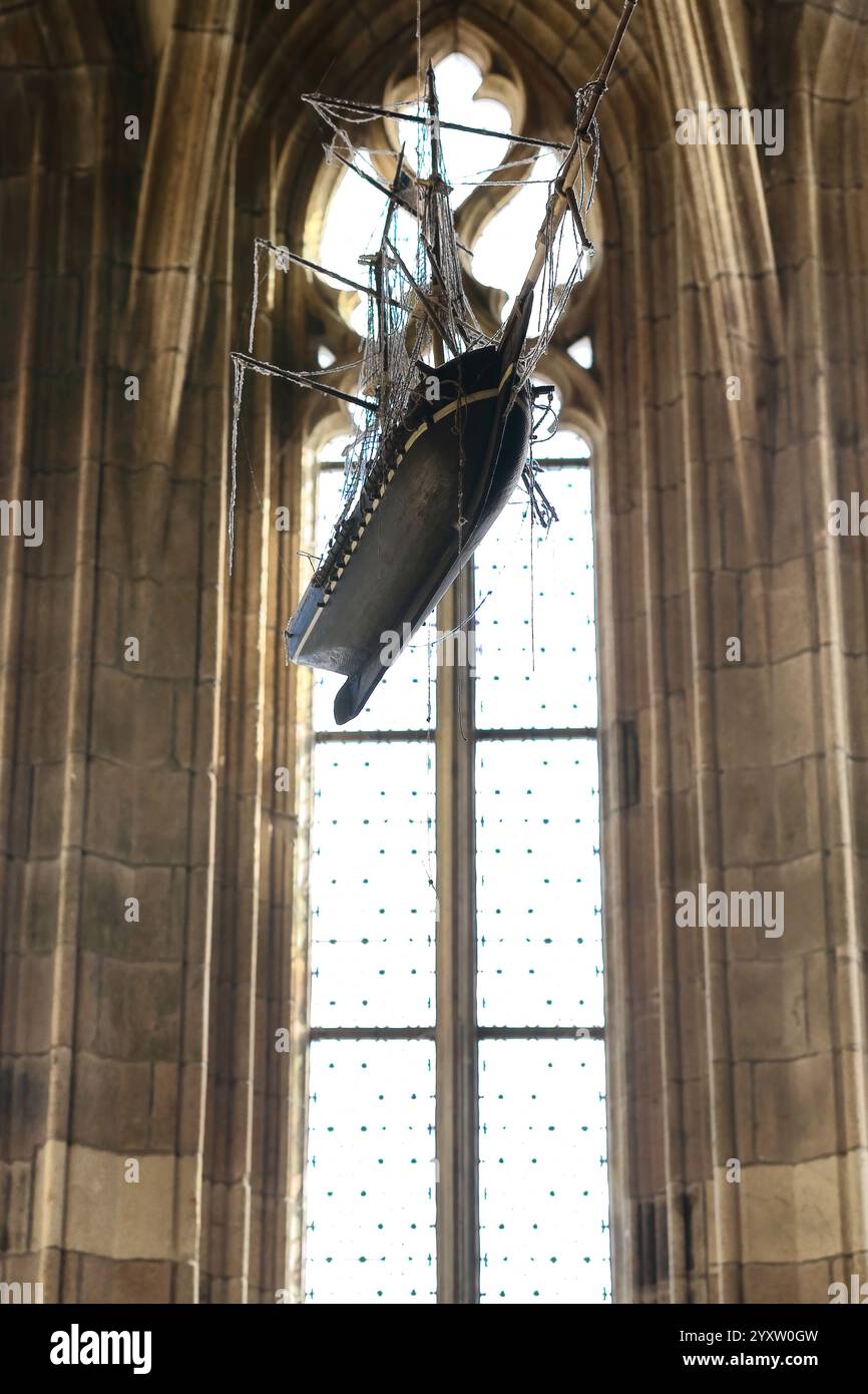 113 Black Brig L'Avranchain, Holzmodell Schiff Ex-voto, im Ambulatorium des extravaganten Chors der Abteikirche Le Mont-Saint-Michel. Normandie-Frankreich. Stockfoto