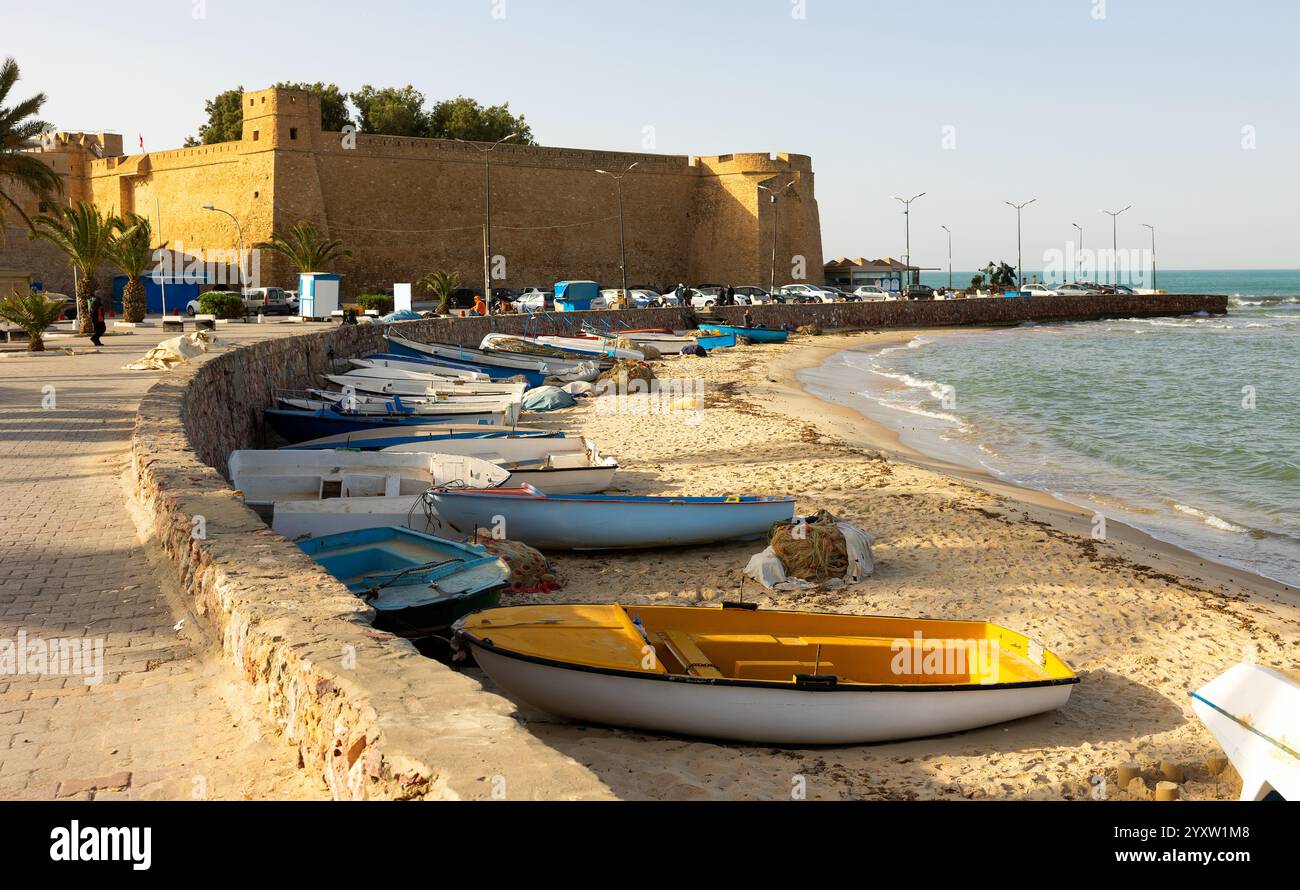 Stadt Hammamet in Tunesien. Blick auf das alte Fort, die Küste und die Fischerboote Stockfoto