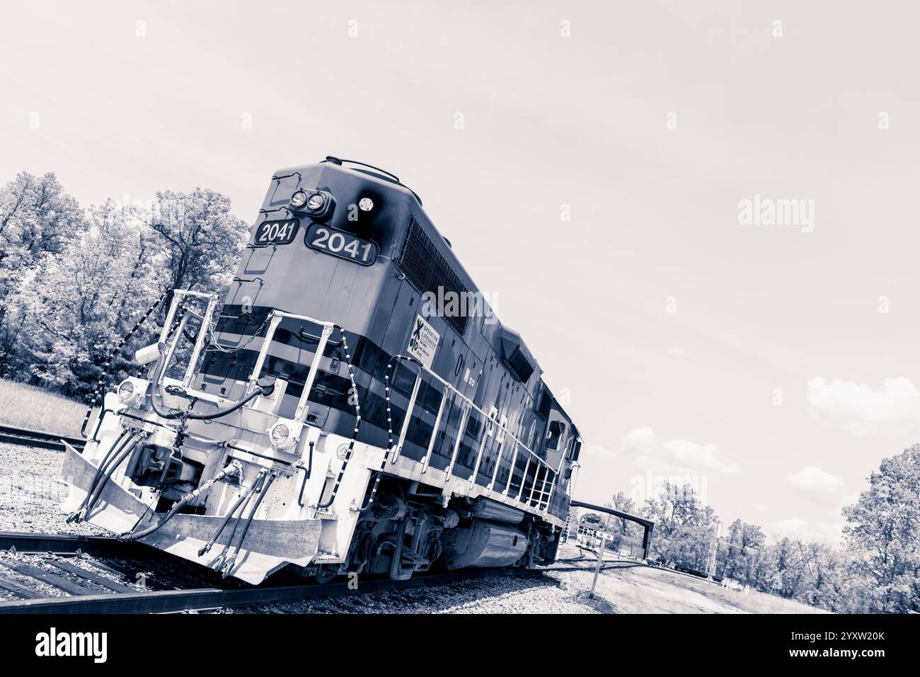 Leistungsstark aussehende Zugmaschine parkt auf dem Schaltplatz in der Nähe von Baldwin, Michigan, USA Stockfoto