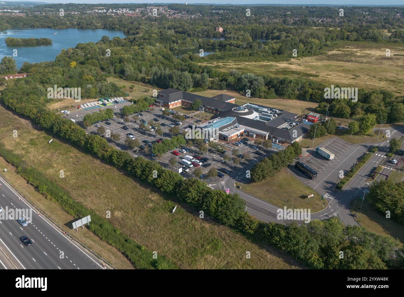 Luftaufnahme der Moto Reading M4 Tankstelle in östlicher Richtung Burghfield, Großbritannien. Stockfoto