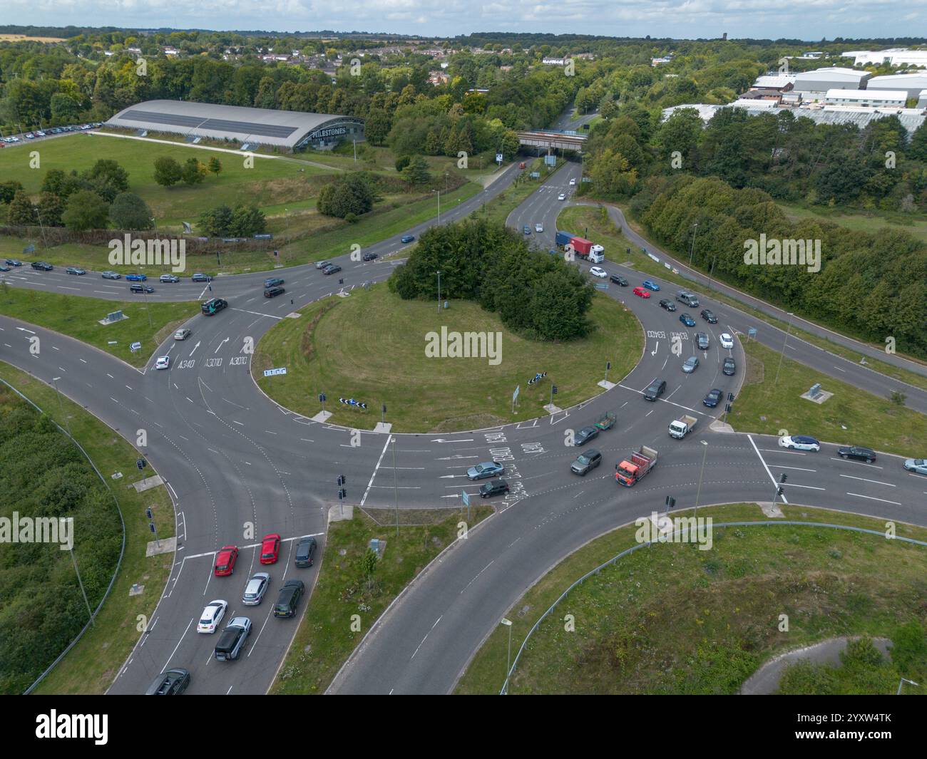 Luftaufnahme des Thornycroft Kreisverkehrs mit dem Milestones Museum, Basingstoke, Großbritannien. Stockfoto