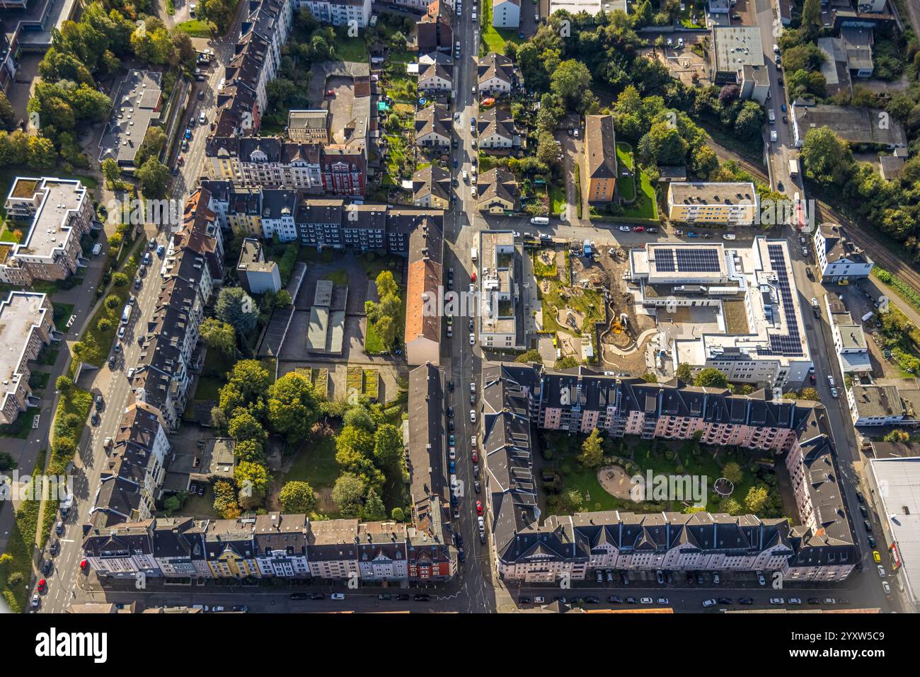 Luftaufnahme, Wohnsiedlung und Spielplatzumgestaltung mit Baustelle zwischen Grundschule Wehringhausen und Stadtkinderga lange Straße Stockfoto