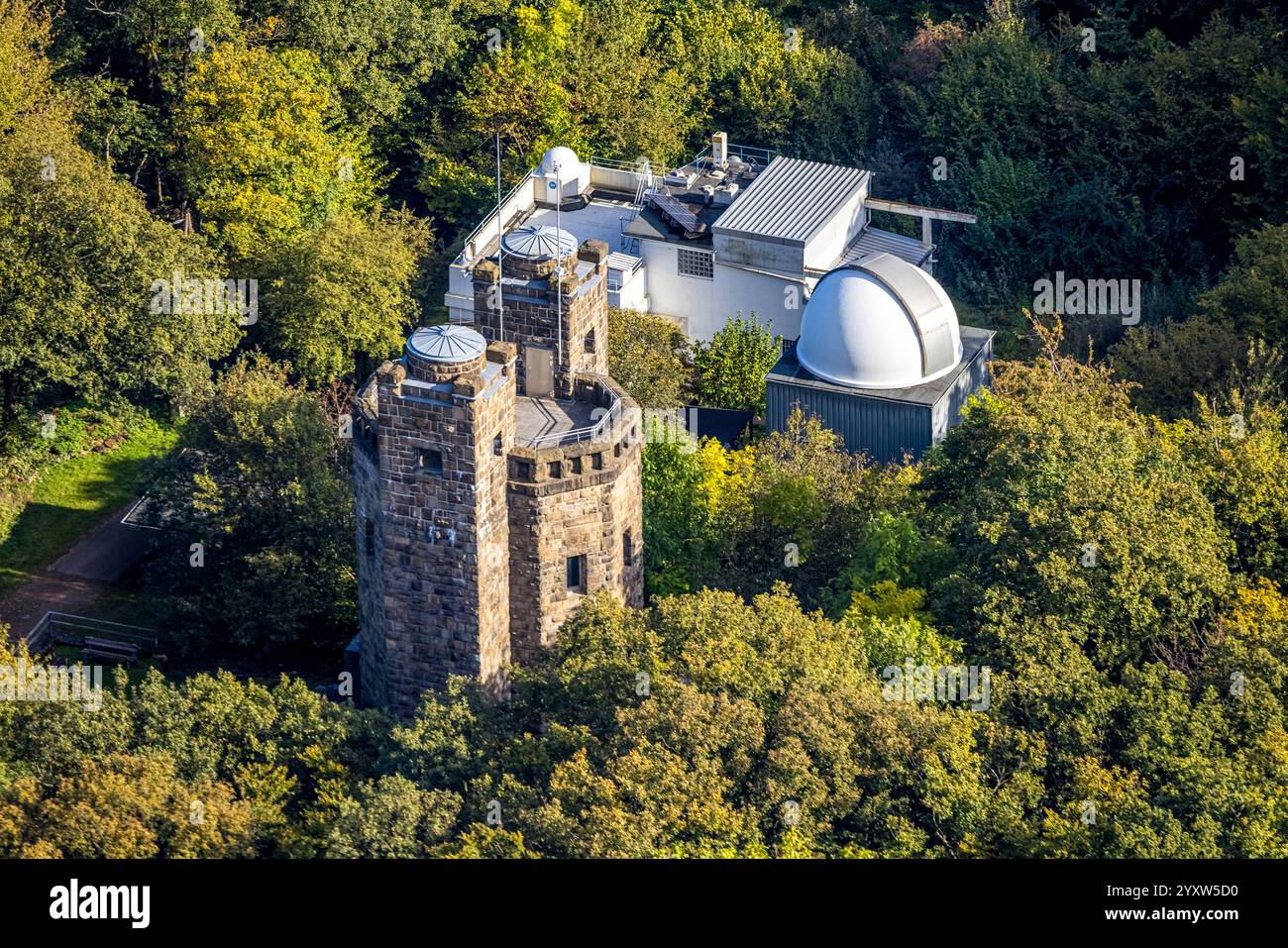 Aus der Vogelperspektive, Eugen-Richter-Turm mit Observatorium Hagen des drei TürmeWeges, bestehend aus Bismarckturm, Eugen-Richter-Turm und Kaiser-Friedrich-T Stockfoto